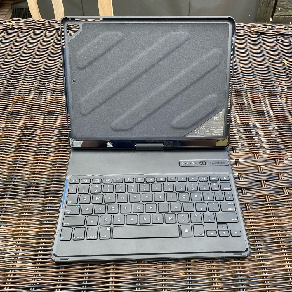 Targus Black iPad Case with Bluetooth Keyboard - Like New Condition